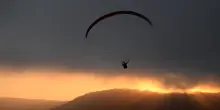 Perde il controllo, cade e muore con il parapendio, l'incidente in Alto Adige