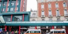 Scende dall'auto dopo un incidente e viene travolto da un'altra vettura
