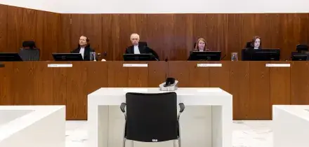 Tenta di uccidere la ex in aula in tribunale dopo la sentenza di condanna