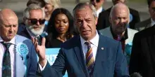 Farage annuncia a sorpresa le sue dimissioni da deputato in Gb