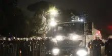 Scontri tra manifestanti e polizia a Tirana, incendio nel centro della citt&agrave;