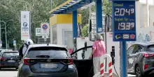 Mimit, prezzi carburanti in aumento, benzina self venduta a 1,884 euro