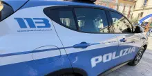 Accoltella l'ex e fugge con il figlio, preso dopo sette ore
