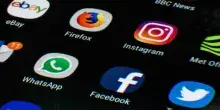 La Corte Costituzionale francese boccia il divieto dei social agli under 15