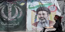 Uomo col volto oscurato ai funerali di Khamenei scatena i social, 'forse &egrave; Mojtaba'