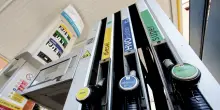 Salgono ancora i prezzi dei carburanti, benzina sopra 2 euro in autostrada
