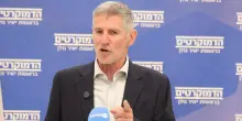 Uomo con un coltello si avvicina a Yair Golan a Tel Aviv