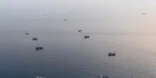 L'Iran colpisce le navi a Hormuz, gli Usa rispondono con nuovi attacchi sul Paese