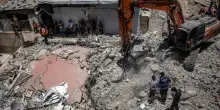 Protezione Civile Gaza, 'almeno 50 bambini sotto le macerie dell'edificio crollato'