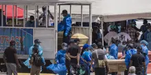 Centinaia di bare nell'obitorio a Los Silos di La Guaira