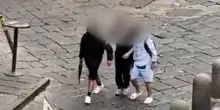 Paura a Napoli, gira per strada puntando un kalashnikov