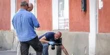 Agguato a Chivasso, dopo la sparatoria aggredito un giornalista