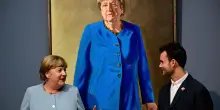 Svelato il nuovo ritratto di Merkel al Museo Bode a Berlino