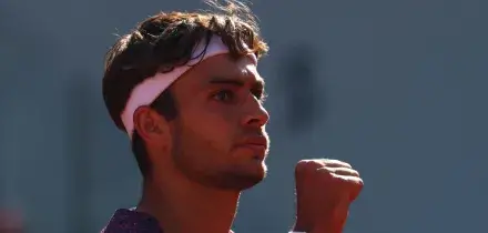 Wimbledon: Cobolli-Navone interrotta per oscurit&agrave; con l'azzurro avanti 2-1