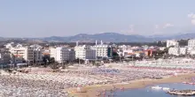 Si getta in auto con la moglie nel porto, salvati dai passanti