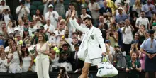 Wimbledon: Djokovic elimina Tsitsipas e passa al terzo turno