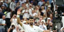 Wimbledon: Djokovic batte Tsitsipas e va al terzo turno