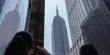 Una coppia si arrampica sull'Empire State Building e lui le fa la proposta