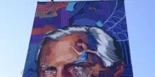Piacenza ricorda Giorgio Armani con un murale di 27 metri