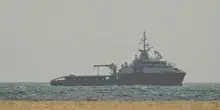 Teheran chiude Hormuz e colpisce le navi. Nuovi raid Usa