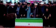 Un uomo col volto oscurato ai funerali di Khamenei scatena i social, 'forse &egrave; Mojtaba'