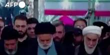 Un volto travisato fra i presenti al funerale di Khamenei: era Mojtaba?