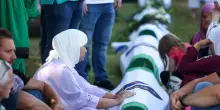 Migliaia a Srebrenica per i 31 anni dal genocidio, sepolte altre 10 vittime