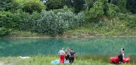 Disperso dopo il bagno con i figli nel fiume, trovato senza vita. Un bimbo gravissimo