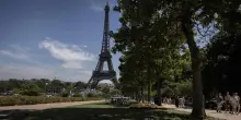 Parigi tocca i 35 gradi, chiudono Tour Eiffel e Louvre. Accorciata la tappa del Tour