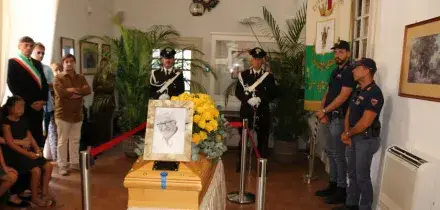 Addio a Peppino di Capri, il feretro accolto dagli applausi nella camera ardente