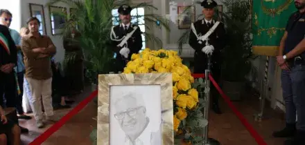 L'ultimo saluto a Peppino di Capri, l'abbraccio dell'isola al suo mito