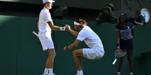 In finale a Wimbledon Zverev cade, fair play di Sinner che lo aiuta a rialzarsi LE FOTO
