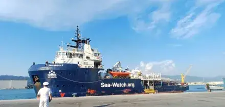 Piantedosi: '45giorni di fermo e 7.500 euro di multa per la Sea Watch 5'. L'ong: 'Non collaboriamo con i criminali, il governo pu&ograve; dire lo stesso?'