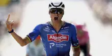 Tour: trascina la fuga e vince in volata, prova di forza di Van der Poel