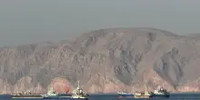Teheran chiude Hormuz e colpisce le navi, nuovi raid Usa. 'Missili iraniani in Giordania'
