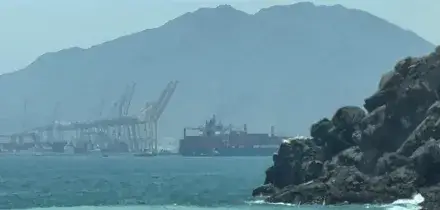 I transiti attraverso Hormuz azzerati, raid incrociati. Trump: 'Stiamo prendendo il controllo dello stretto, saremo custodi'