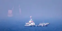 I transiti attraverso Hormuz azzerati, raid incrociati. Trump: 'Stiamo prendendo il controllo dello stretto, saremo custodi'
