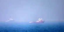 Missili iraniani contro due petroliere degli Emirati a Hormuz, un morto. Nuovi raid Usa