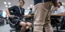Giappone: la lunga estate che spoglia i 'salarymen', e il tab&ugrave; dei pantaloncini