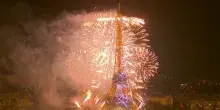 Parigi, spettacolo di fuochi d'artificio e droni per il 14 luglio