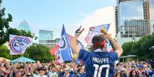 I tifosi della Francia invadono le strade di Dallas prima della semifinale con la Spagna
