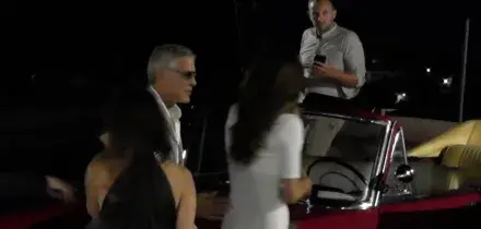 George e Amal Clooney in vacanza a Capri, immortalati su un taxi scoperto