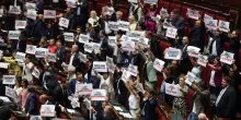 Cartelli delle opposizioni in Aula contro la legge elettorale, "&egrave; truffa, a casa"