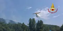 Vasto incendio ancora attivo in Umbria, chiusura parziale di una statale