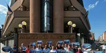Flash mob di Futuro Nazionale davanti al tribunale di Torino per Roggero
