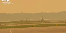 Canada, il fumo degli incendi crea foschia arancione su un aeroporto di New York