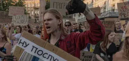 Migliaia in piazza a Kiev contro la rimozione del ministro della Difesa