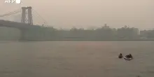 Il fumo degli incendi canadesi avvolge lo skyline di New York
