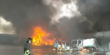Vasto incendio in un'azienda di stoccaggio rifiuti nel Foggiano