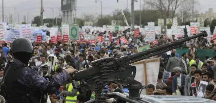 Migliaia di sostenitori degli Houthi in piazza a Sana'a contro l'Arabia Saudita